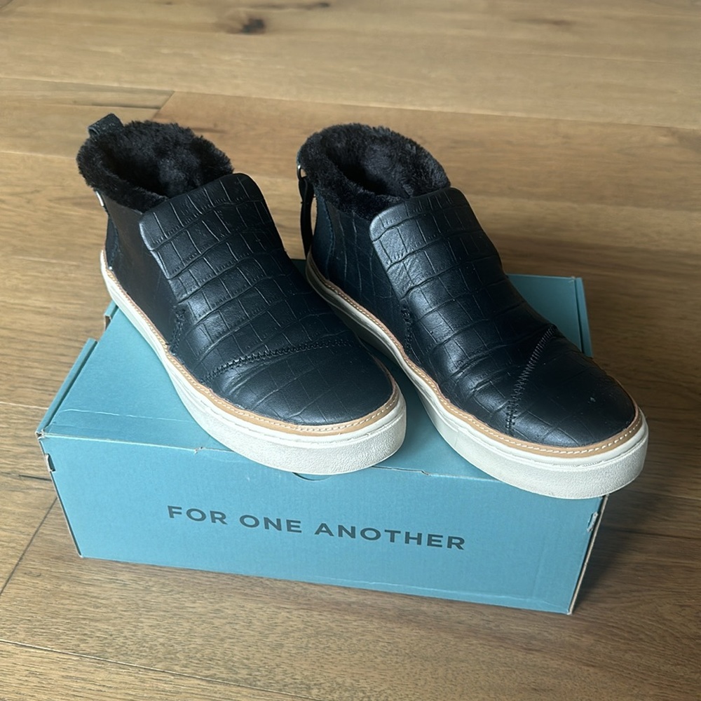 Toms Black Croc Paxton Sneaker Faux Fur Lined Leather Slip ons in Size 8.5